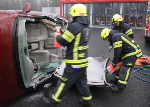 Kuva: Pelastuslaitos harjoittelee tieliikennepelastamista irrottamalla kattoa kaatuneesta ajoneuvosta.